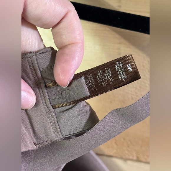 SKIMS Wireless Bra - Picture 5 of 5